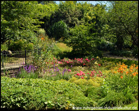 Blumenbeete und schattige Aussichtspunkte