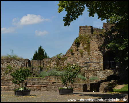 Mauerreste im Schlosshof