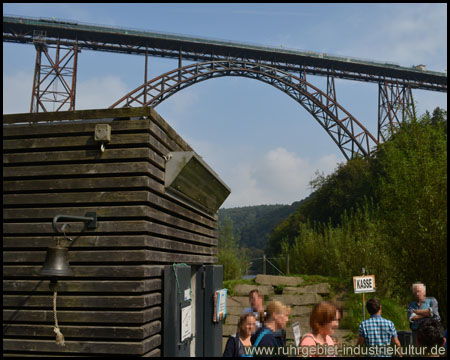 Müngstener Brücke gesehen von der Schwebefähre