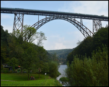 Brückenpark Müngsten an der Wupper unter der höchsten  Eisenbahnbrücke Deutschlands