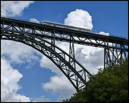 Zug auf der Müngstener Brücke
