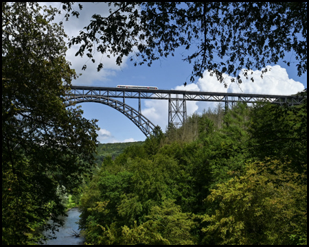 Zug auf der Müngstener Brücke