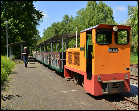 Feldbahnlok Gertrud mit Personenwagen am Haken
