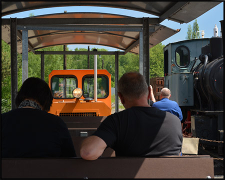 Fahrt mit der Muttenthalbahn: Feldbahnlok und Wagen