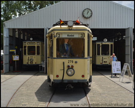 Wagen 252, 279 und 677 an der neuen Halle