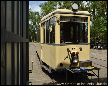 Wagen 279 von 1949 vor der neuen Wagenhalle Seine Besonderheit ist eine dritte Achse in der Mitte