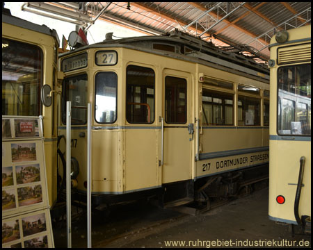 Neue Wagenhalle mit Zügen unterschiedlichster Epochen