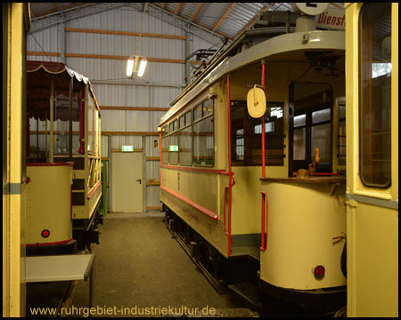 Rechts Sommerwagen 115 mit offenem Führerstand Original von 1908, nachgebaut in den 1980er Jahren