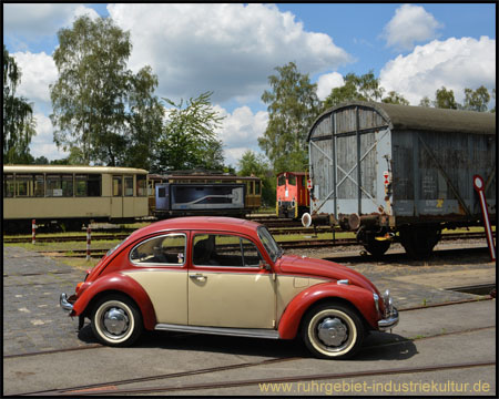 Oldtimer trifft Oldtimer: VW Käfer vor Gerätewagen der  Reichsbahn aus den 1940ern. Hinten Wagen 713 von 1950.