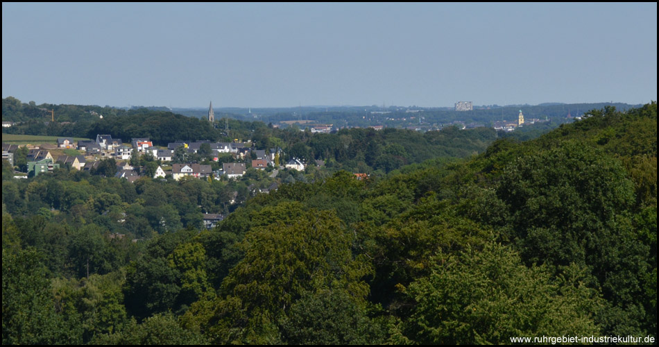 Blick nach Norden, wo der Turm des Rathauses von Witten zu sehen ist