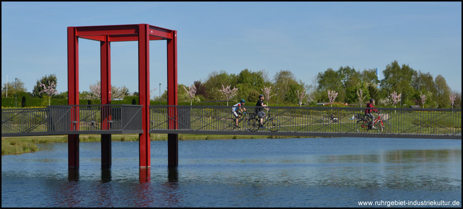 Die Rad- und Fußgängerbrücke in der Mitte des Sees