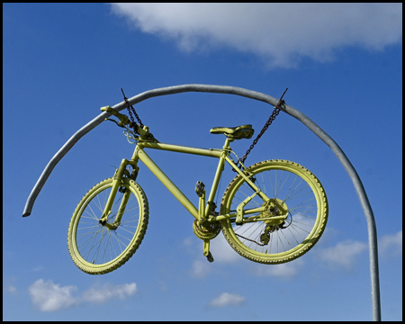 Ein Fahrrad hängt an einem hohen Mast