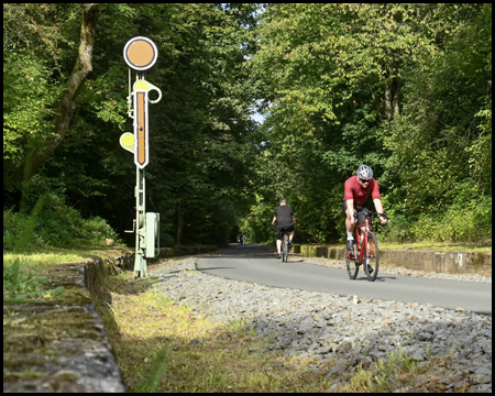 Form-Vorsignal an einem Bahntrassenradweg