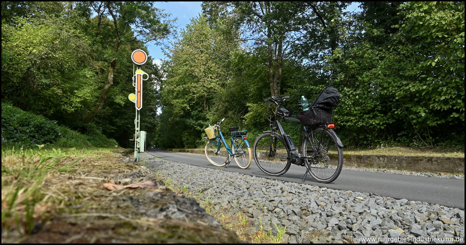 Form-Vorsignal an einem Bahntrassenradweg