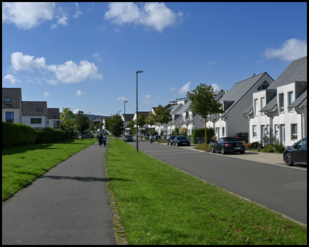 Radweg durch ein Wohngebiet