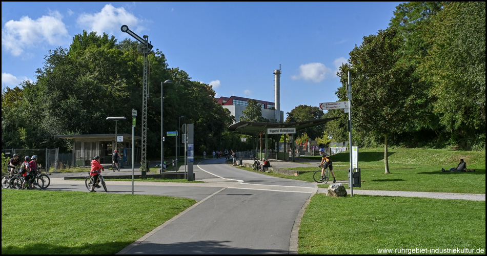 Ehemaliger Bahnhof Wichlinghausen mit Radweg auf dem Durchgangsgleis, Bahnsteige und einem Signal