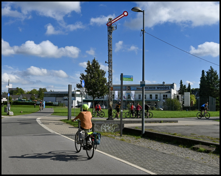 Ein Formsignal am Rande eines Bahntrassenradweges