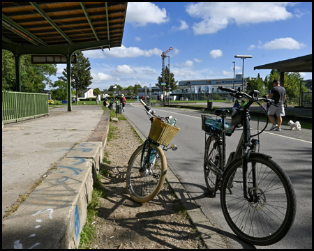 Fahrräder vor einer Bahnsteigkante, wo heute ein Radweg auf alter Schiene verläuft