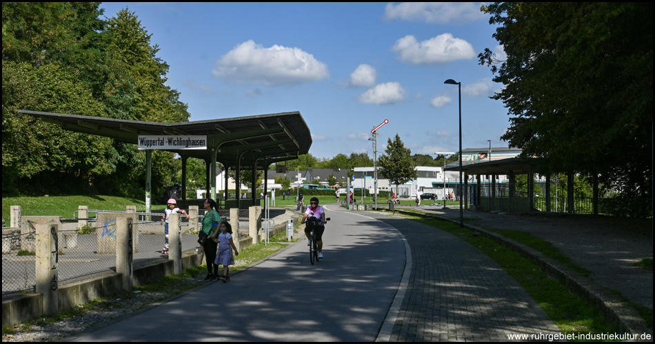 Bahntrassenradweg und ehemaliger Bahnhof mit Bahnsteigen und einem Signal