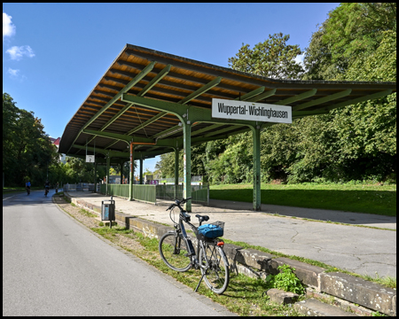 Bahnsteig und Stationsschild Wuppertal-Wichlinghausen