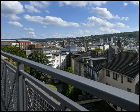 Viadukt über einer Stadt