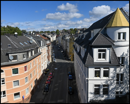 Blick auf Häuser von einer Brücke