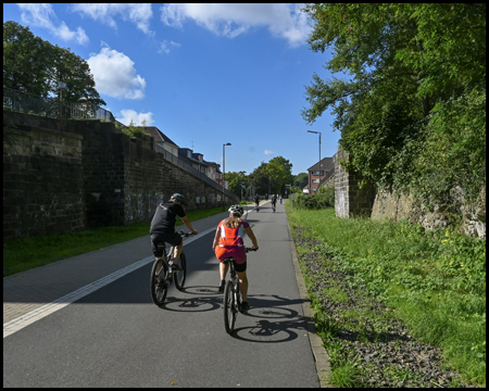 Bahntrassenradweg mit Radfahrern