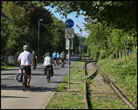 Bahntrassenweg mit alten Schienen