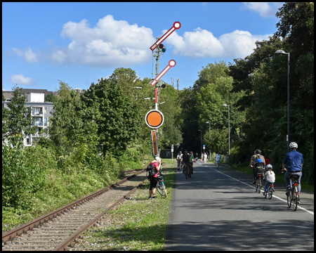 Formsignal und Form-Vorsignal an einem Radweg