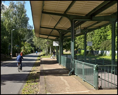 Bahnsteig vom Bahnhof Loh