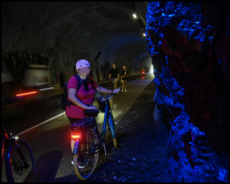 Radfahrerin in einem beleuchteten Tunnel