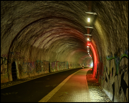 rot beleuchteter Tunnel