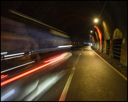 in einem rot beleuchteten Tunnel