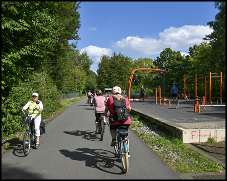 Bahntrassenradweg und Bahnsteig mit Sportgeräten