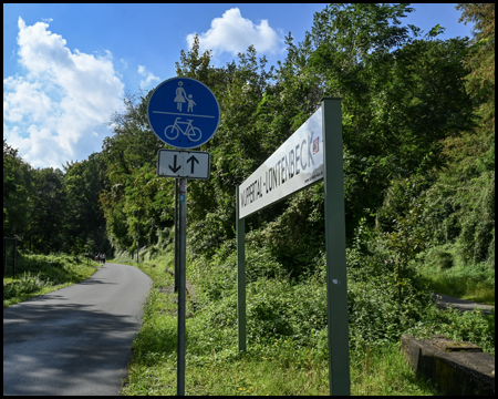 Bahntrassenradweg mit Stationsschild Lüntenbeck
