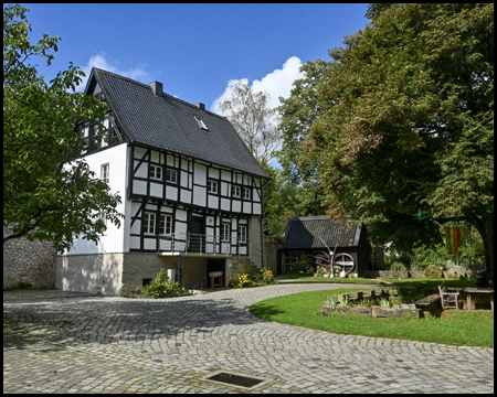 Ein Gebäude von Schloss Lüntenbeck