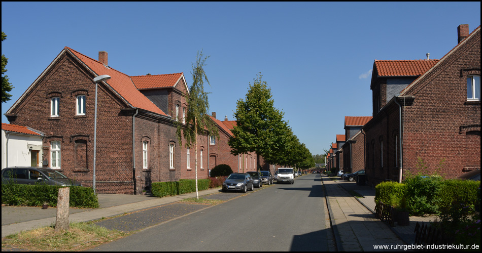 Kurzer Abstecher in die Zechensiedlung Ottekampshof mit der Straße Drokamp. Hier haben die Zechenhäuser neue, rote Ziegel