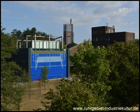 "Blaues Pumpwerk" an der Emscher, hinten Herkules-Statue