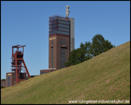 Hang der Pyramidenhalde vor den Fördertürmen