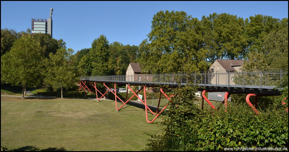 Der Schlangensteg im Nordsternpark: Fuß- und Radweg überquert eine Wiese an der alten Arbeitersiedlung Blumenstraße / Wallstraße