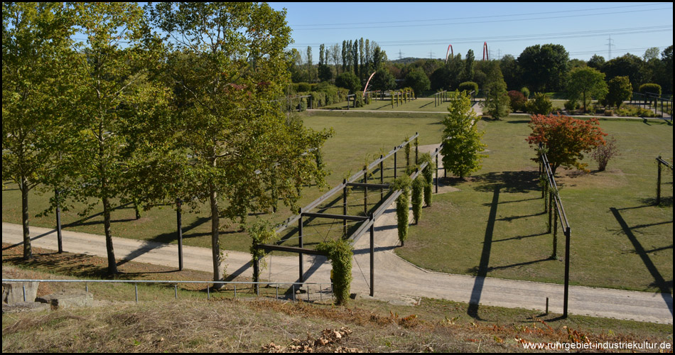 Aussicht über die Emscher bis zur Doppelbogenbrücke