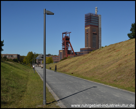 Wegeinschnitt durch die Halde Nordstern, rechts die Pyramide