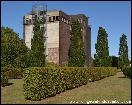 Kohlebunker und Hecken, die ein Gleisbild symbolisieren