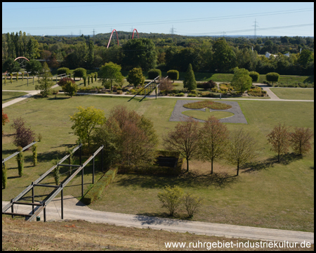 Ausblick von der Pyramide auf den Parkteil mit großen Wiesenflächen