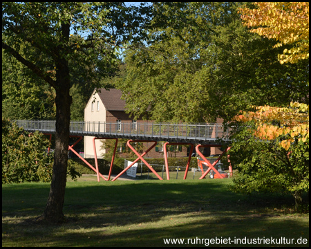 Arbeiterhäuser hinter der markanten Brücke