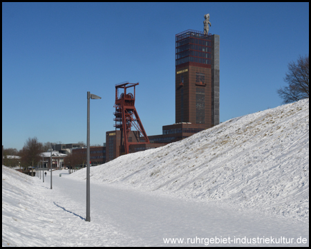 Eis und Schnee auf den Wegen und Hügeln im Nordsternpark