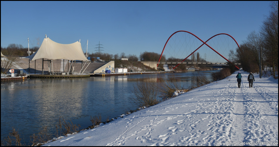 Auf der anderen Kanalseite: Doppelbogenbrücke und Amphitheater am teilweise gefrorenen Rhein-Herne-Kanal