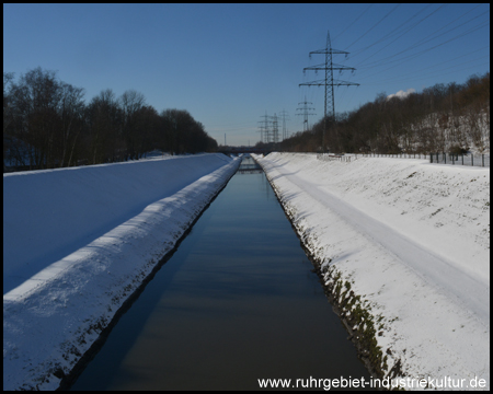 Spiegelglatte Emscher und schneeweiße Uferdämme