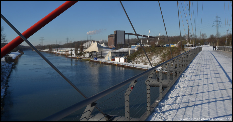 Auf der Doppelbogenbrücke mit Blick auf den teilweise gefrorenen Kanal und das Amphitheater