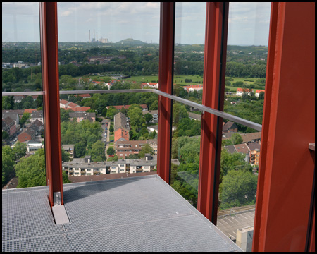 Blick von der verglasten Aussichtsplattform auf Halde Scholven